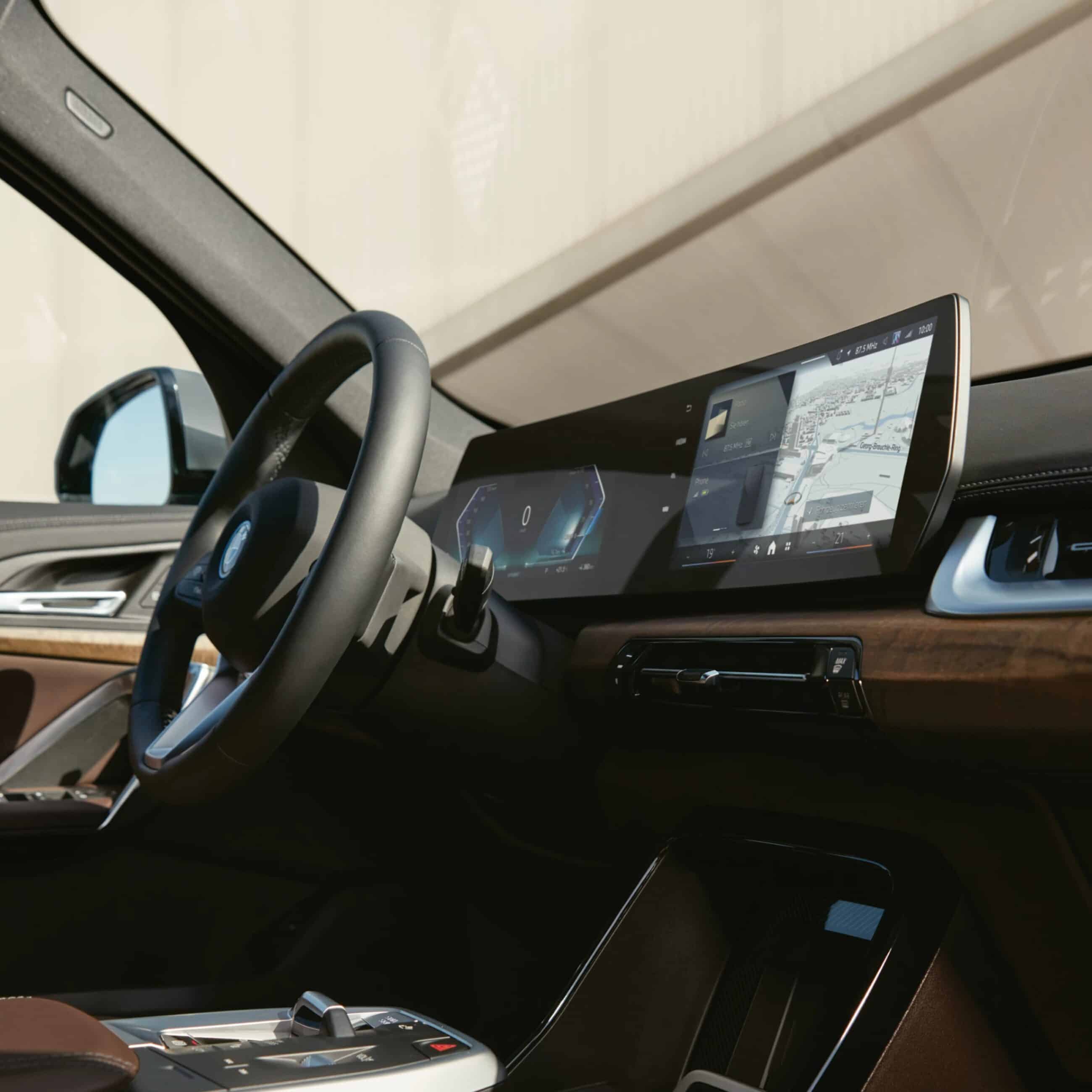 BMW iX1 Innenraum mit Curved Display und modernem Cockpit