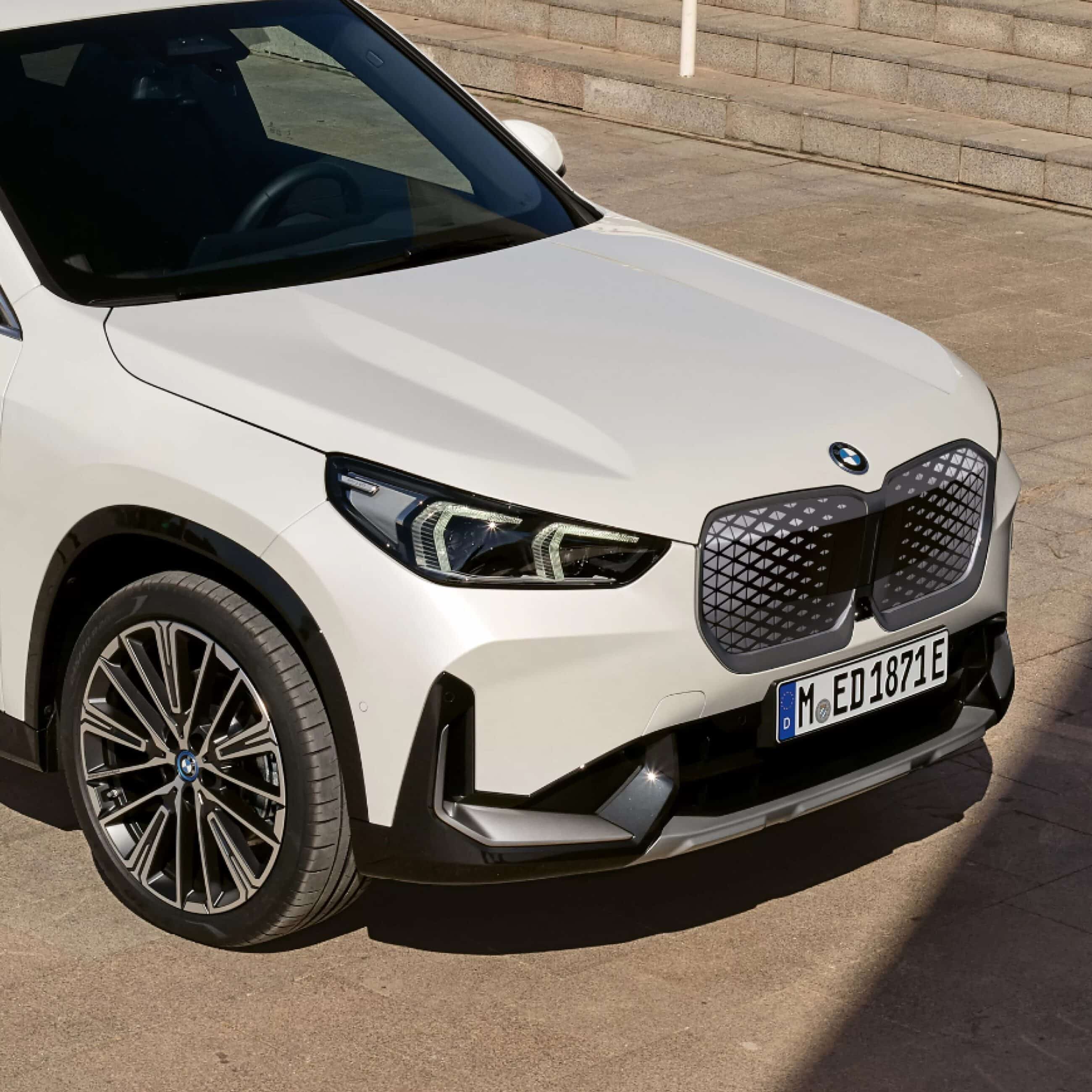 Front des BMW iX1 in weiß
