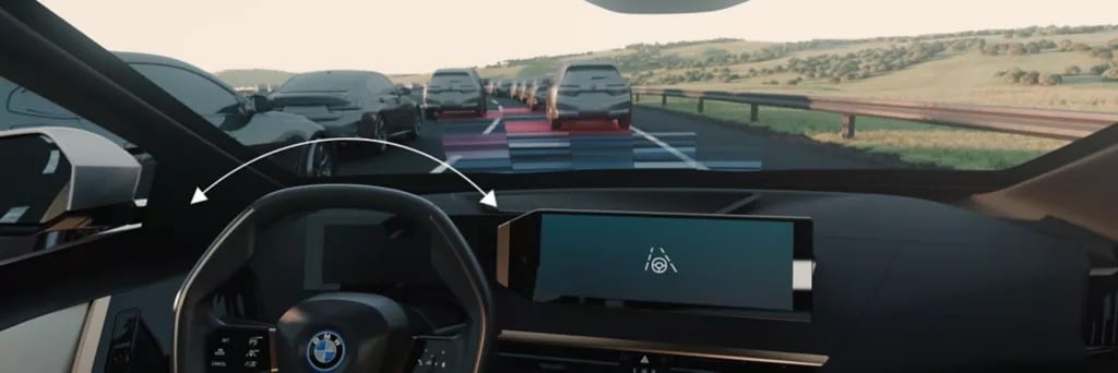 Detailansicht des BMW iX1 Infotainmentsystems mit Fahrassistenz